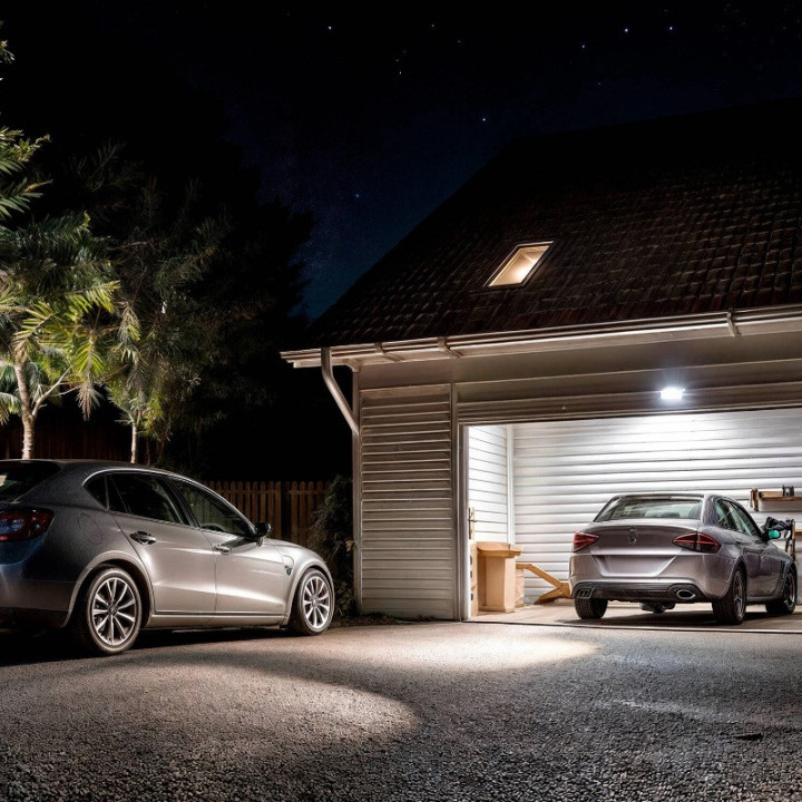 Projecteur LED Solaire entrée de garage - ledpourlespros.fr
